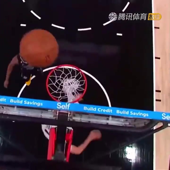 罕見一幕！努爾基奇拋投 球神奇停在籃板上沿 看呆凱爾登?。ㄅ瑺柣婕\）